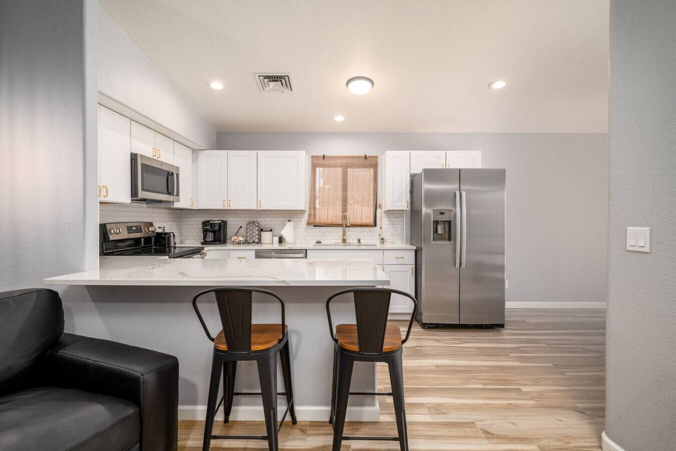 Réfrigérateur, micro-ondes, four, plaque de cuisson