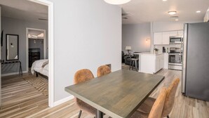 Un apartamento moderno con comedor, cocina y un dormitorio independiente.