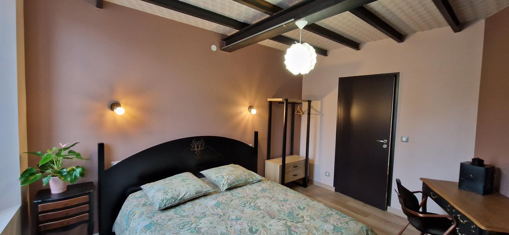 4 bedrooms, desk, iron/ironing board, travel crib