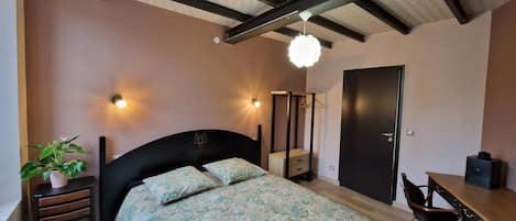 4 chambres, bureau, fer et planche à repasser, lit de bébé portatif