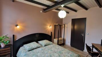 4 bedrooms, desk, iron/ironing board, travel cot