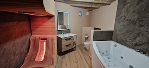 Combined shower/bathtub, jetted bath, hair dryer, towels - Bleautiful Joséphine - town house with garden (Fontainebleau)