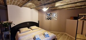 4 habitaciones, escritorio y tabla de planchar con plancha 