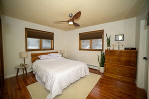 3 bedrooms, desk, iron/ironing board, free WiFi