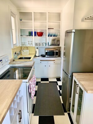 Fridge, oven, stovetop, coffee/tea maker