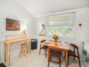 Dining - Welcome to Lincoln 3912 (Lincoln)