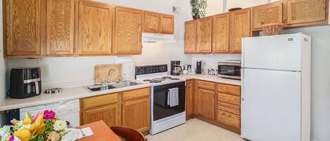 Refrigerador, microondas, horno y parrilla de estufa