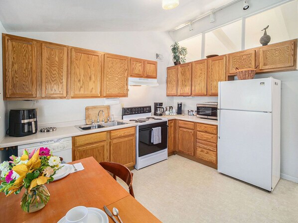 Frigorífic, microones, forn i placa de cuina 