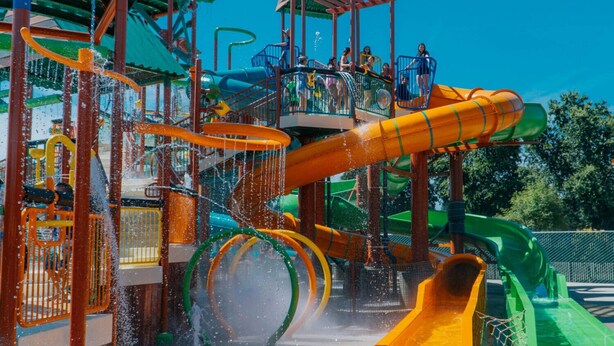 Parque acuático con múltiples toboganes y atracciones de agua.