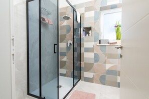 Een douche, handdoeken, zeep