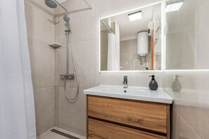 Een douche, handdoeken