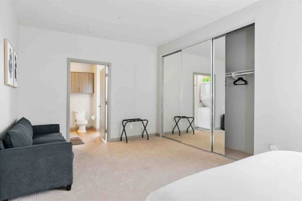 3 bedrooms, desk, iron/ironing board, travel crib