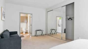 3 bedrooms, desk, iron/ironing board, travel crib