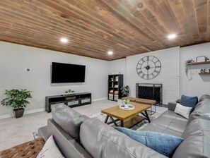 Smart TV, table football - Newly Renovated Lakeview Oasis! (Mancelona)