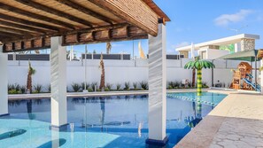 Una piscina al aire libre