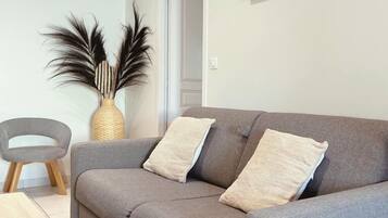 Televisie, een dvd-speler en een stereo