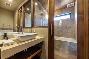 Ensemble douche/baignoire, sèche-cheveux