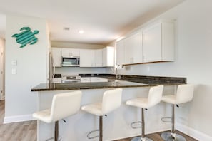 Geladeira, micro-ondas, cooktop, lava-louças