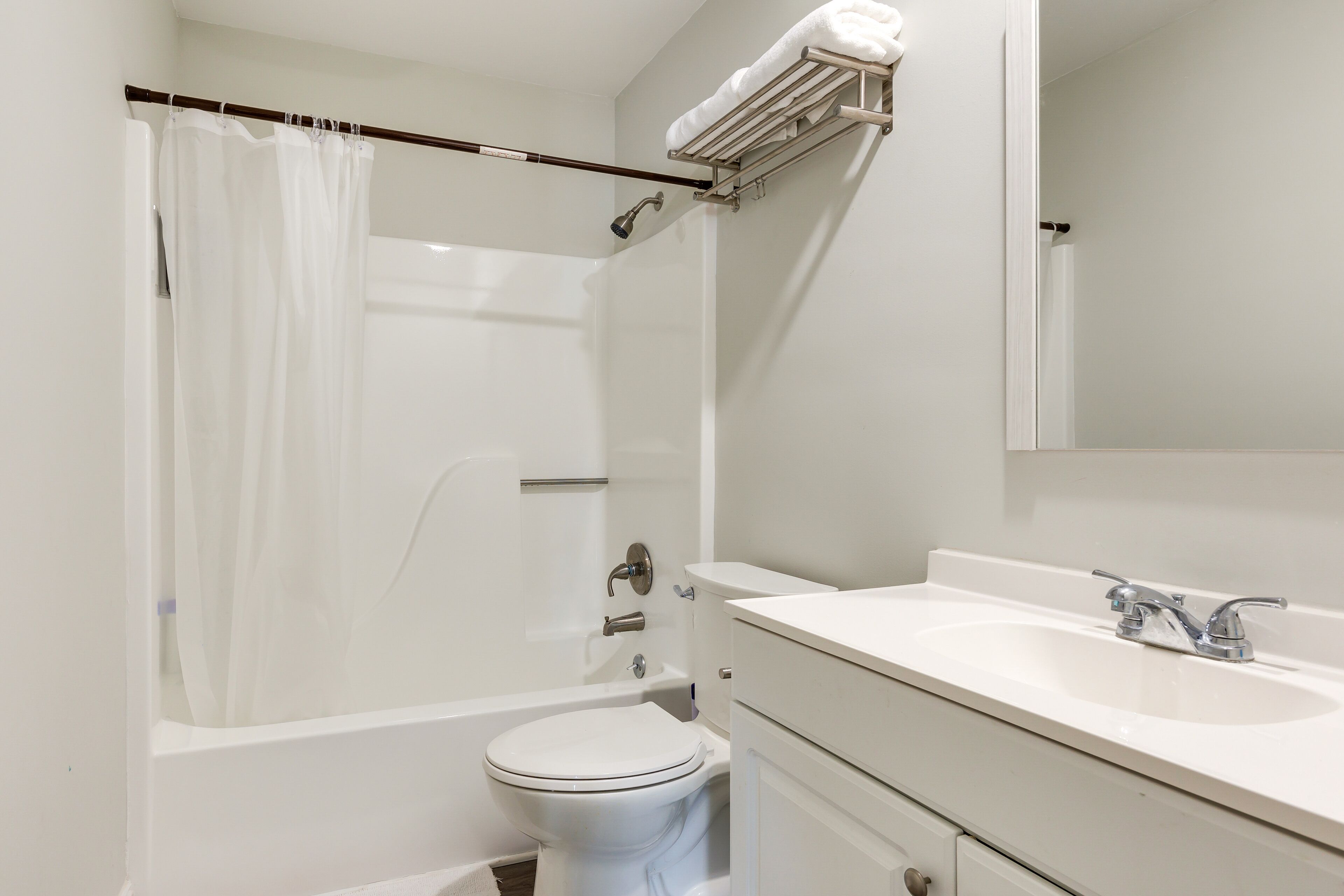 Une salle de bain avec une baignoire, des toilettes et un lavabo.