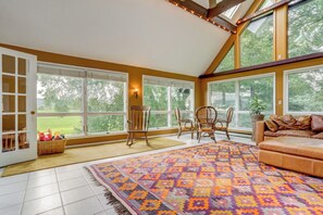 Smart TV, DVD player, books, stereo - Sunny & Spacious A-Frame with Private Pool and Panoramic Amish Country Views (Willow Street)