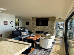 Älytelevisio, takka, työhuone, tulostin