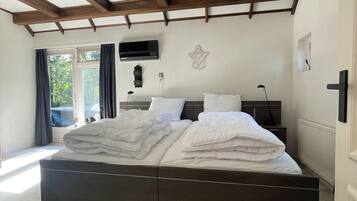 4 bedrooms, soundproofing, iron/ironing board, travel cot