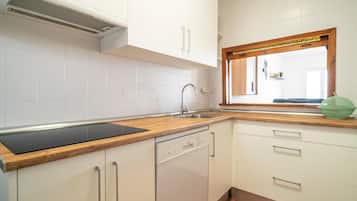 Refrigerador, parrilla de estufa, lavavajillas y cafetera y tetera