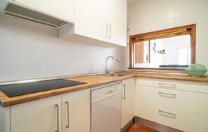 Frigorífico, placa de cocina, lavavajillas y cafetera o tetera