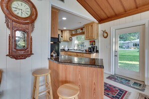 Frigorífico, microondas, placa de cocina y cafetera o tetera