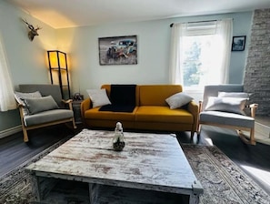 Una Smart TV, una chimenea, un reproductor estéreo