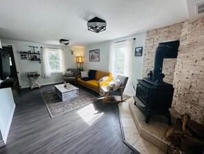 Smart TV, chimenea y estéreo 