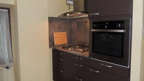 Cafeteira/chaleira, geladeira, micro-ondas, fogão