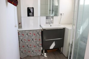 Douche, sĂšche-cheveux, serviettes fournies, savon