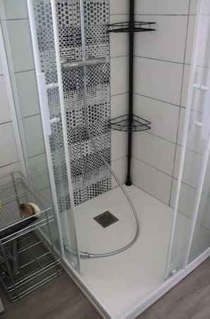 Dusche, Haartrockner, Handtücher, Seife