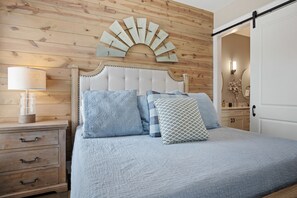 2 sovrum, skrivbord, strykjärn/strykbräda och resesäng