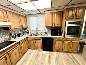 Private kitchen - “Relax Home” 5 min away from downtown and 38 min from Fabulous Lake Tahoe. (Reno)