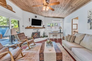 Smart TV, chimenea, reproductor de DVD y libros 