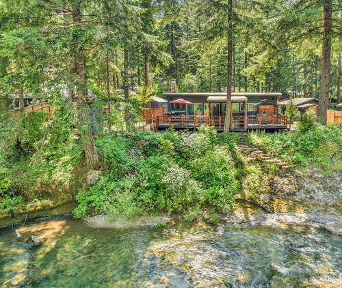 Couples Retreat! Every Season-Luxury, River Front, Hot tub and outdoor Shower