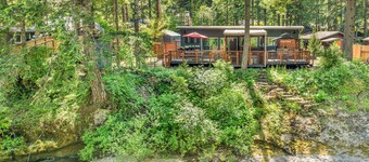 Couples Retreat! Every Season-Luxury, River Front, Hot tub and outdoor Shower