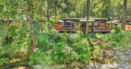 Couples Retreat! Every Season-Luxury, River Front, Hot tub and outdoor Shower