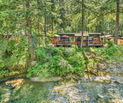 Couples Retreat! Every Season-Luxury, River Front, Hot tub and outdoor Shower