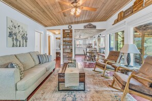 Smart TV, chimenea, reproductor de DVD y libros