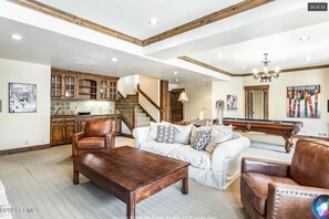 TV connectée, cheminée, livres