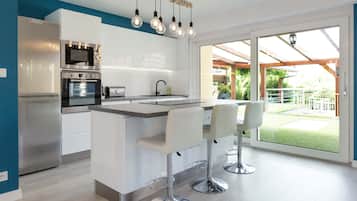 Frigorífic, microones, forn i placa de cuina