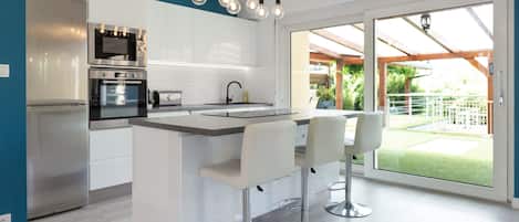 Réfrigérateur, micro-ondes, four, plaque de cuisson