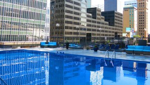 Un espace piscine offrant une vue sur les immeubles environnants.