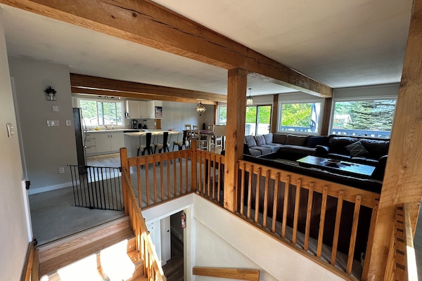 Loftsleilighet – deluxe | Oppholdsområde | En 4-tommers Flatskjerm-TV med Parabol-TV