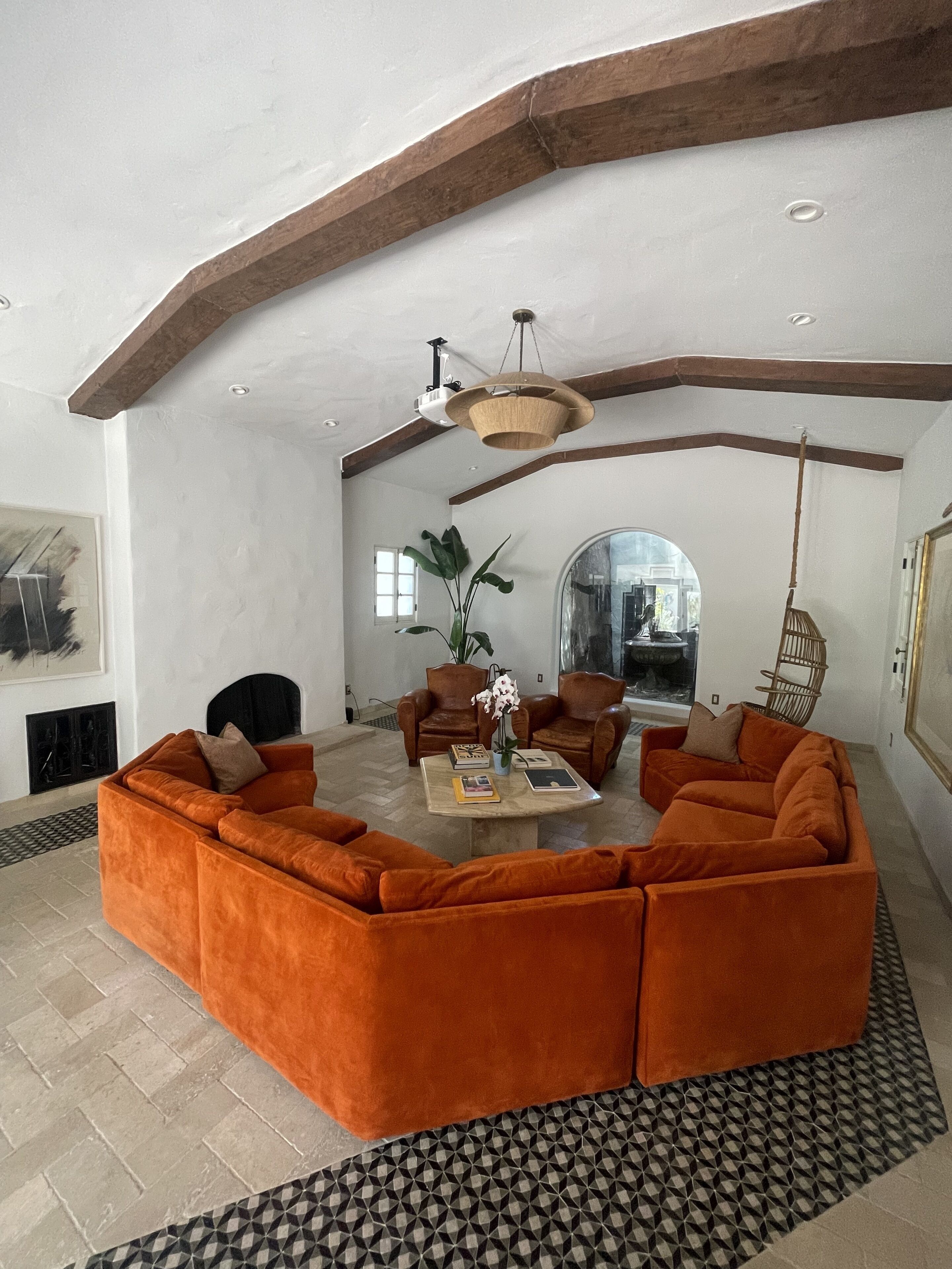 Sun-drenched Oasis w/pool & courtyard in Hancock Park. Family-friendly