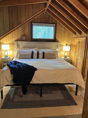 4 bedrooms, iron/ironing board, WiFi, bed sheets - Lake View, Covered Porch, Pet Friendly with Fee & Golf Cart (Greentown)