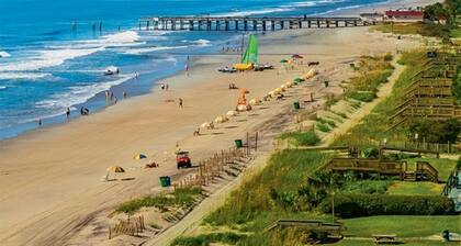 Snow Bird opening! Central Myrtle, 2BR Condo on Golf Course!